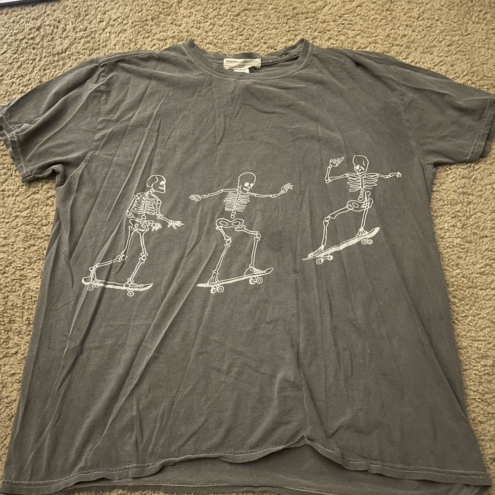 Gray Skeleton Skateboard Graphic T-Shirt
